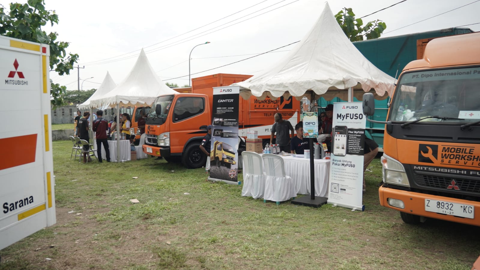 Dari kiri ke kanan:
Bapak Sudaryanto – General Manager of Business Communication PT. Krama Yudha Tiga Berlian Motors
Bapak Toharjo – Duta SupirHero
Bapak Dimas – Cucu Bapak Toharjo