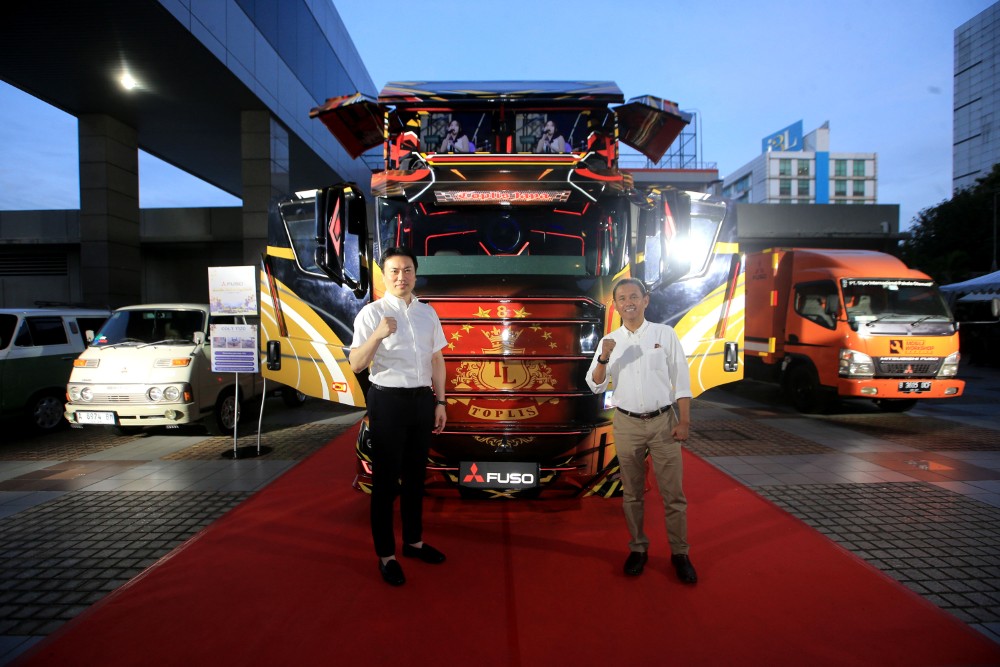 Kiri ke kanan:

Mr. Kei Kubota - Sales & Marketing Director PT Krama Yudha Tiga Berlian Motors.
Bapak Aji Jaya – Sales & Marketing Director PT Krama Yudha Tiga Berlian Motors.
